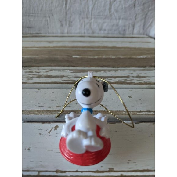 United features Snoopy dog bowl sledding ornament - Picture 3 of 7
